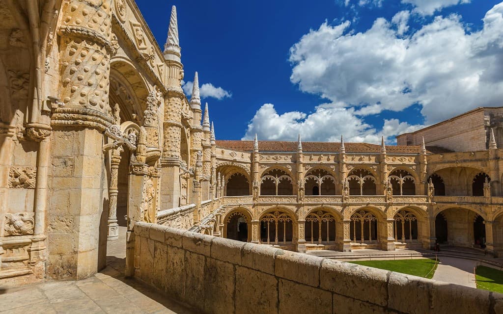 Lisboa Card: Access to 50+ Attractions & Unlimited Public Transportation (48-Hour Pass + Audio Guide)