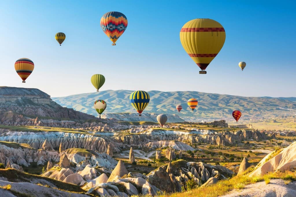 Cat Valley Sunrise Hot Air Balloon Tour with Breakfast & Transfers (Cappadocia: Cat Valley Hot-Air Balloon Ride)