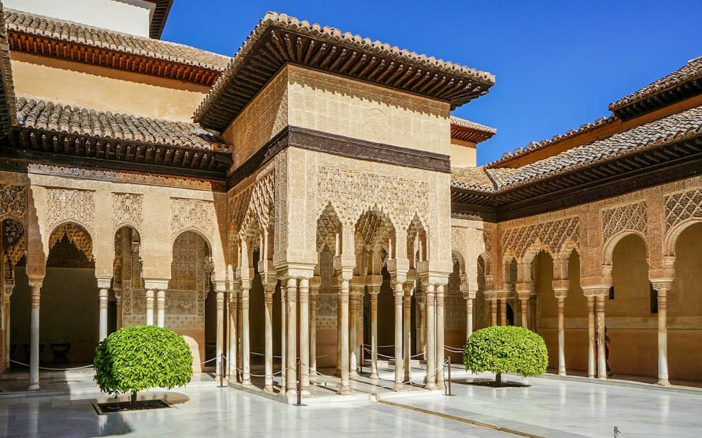 Alhambra Skip-the-Line Guided Tour with Nasrid Palaces (Standard Spanish Guided Tour)