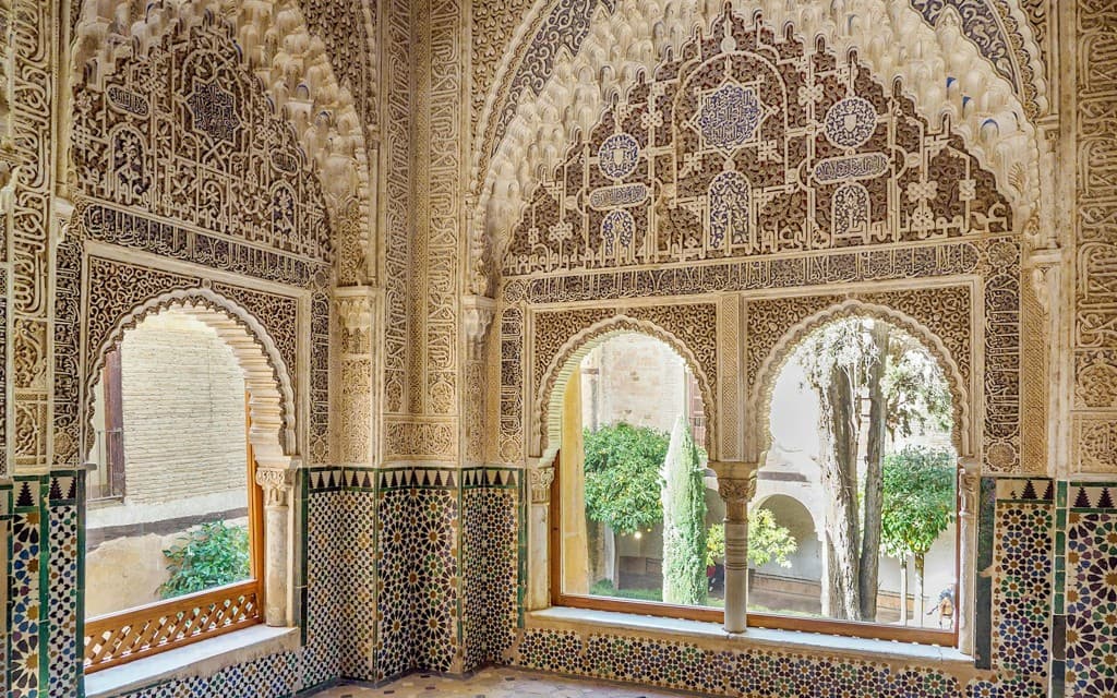 Alhambra Skip-the-Line Guided Tour with Nasrid Palaces (Standard French Guided Tour)