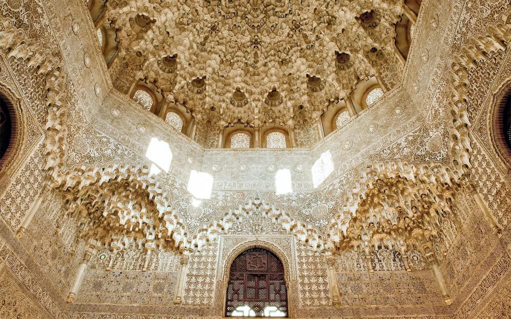 Alhambra Skip-the-Line Guided Tour with Nasrid Palaces (Standard Italian Guided Tour)