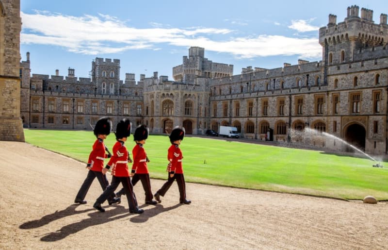 Windsor Castle, Stonehenge and Bath Tour with Lunch in Lacock