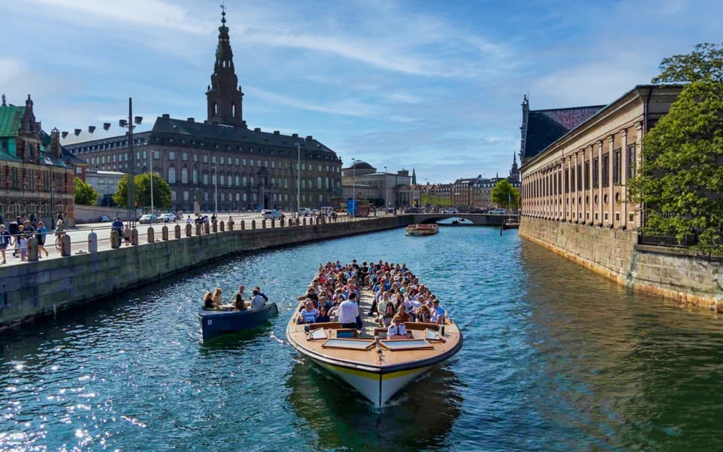 1-Hour Canal Cruise in Copenhagen (Departure from Ved Stranden with Live Guide)
