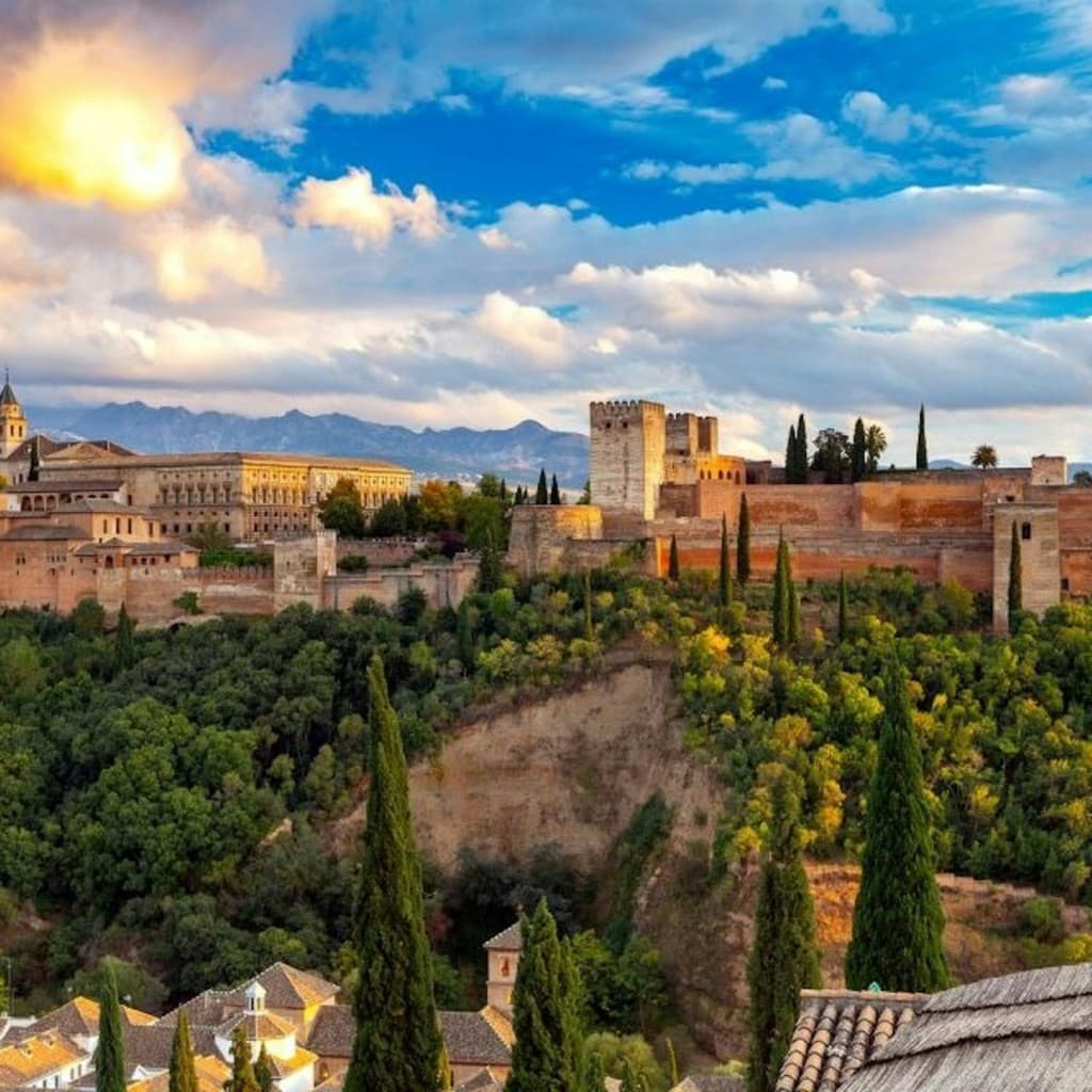 Alhambra & Nasrid Palaces: Guided Tour + Transport from Málaga