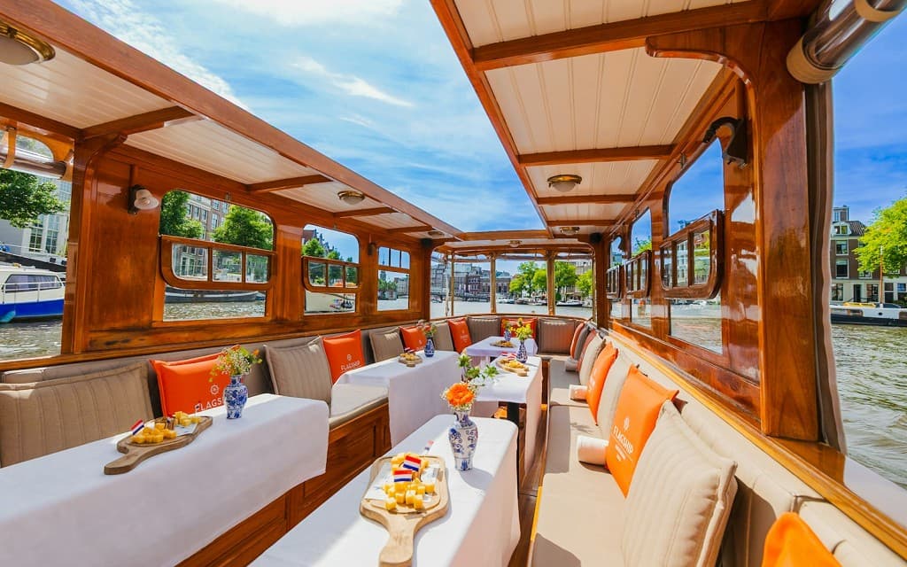 Amsterdam: 1-Hour Sightseeing Canal Cruise on Closed Heated Boat (60-Min Cruise from Centraal Station with Cheese and Drinks)