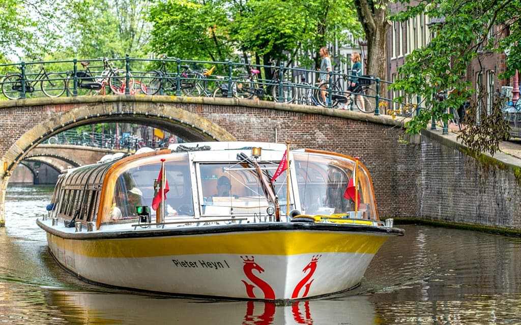 Amsterdam: 1-Hour Sightseeing Canal Cruise on Closed Heated Boat (60-Min Cruise from Centraal Station)