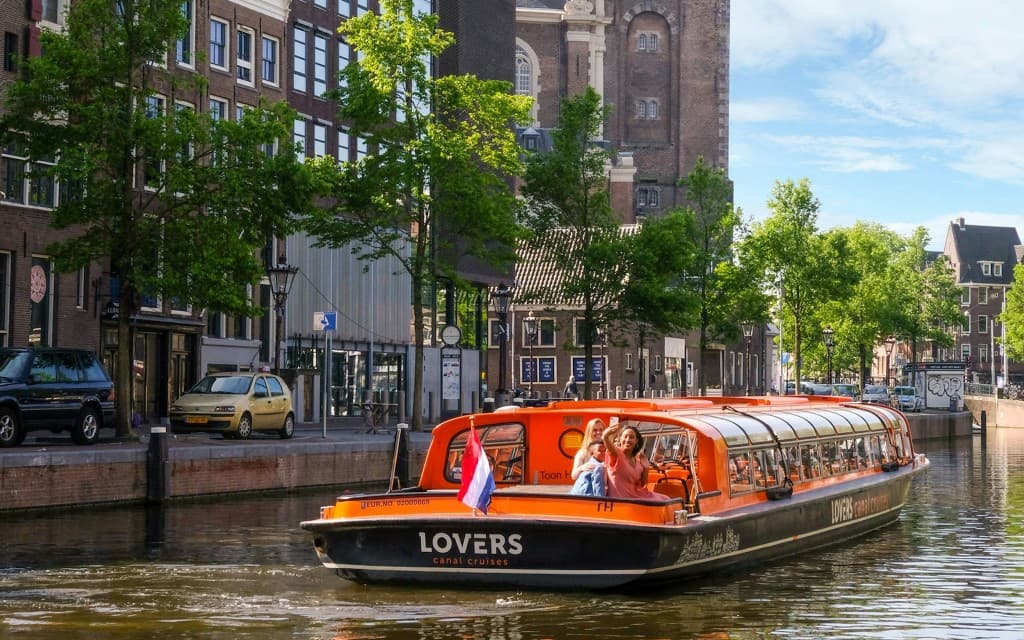 Amsterdam: 1-Hour Sightseeing Canal Cruise on Electric Boat (From Centraal Station)