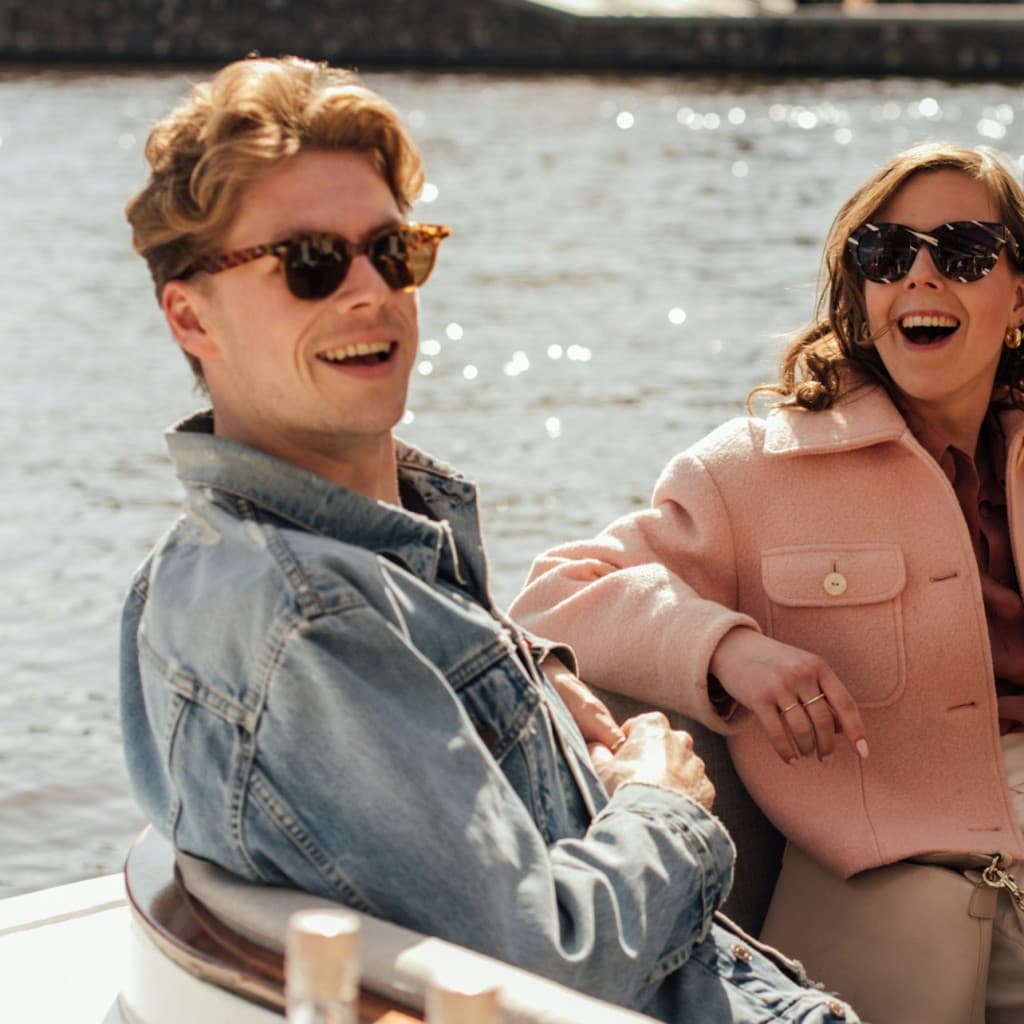 Amsterdam: Guided Saloon Boat Cruise + Cocktail & Waffle