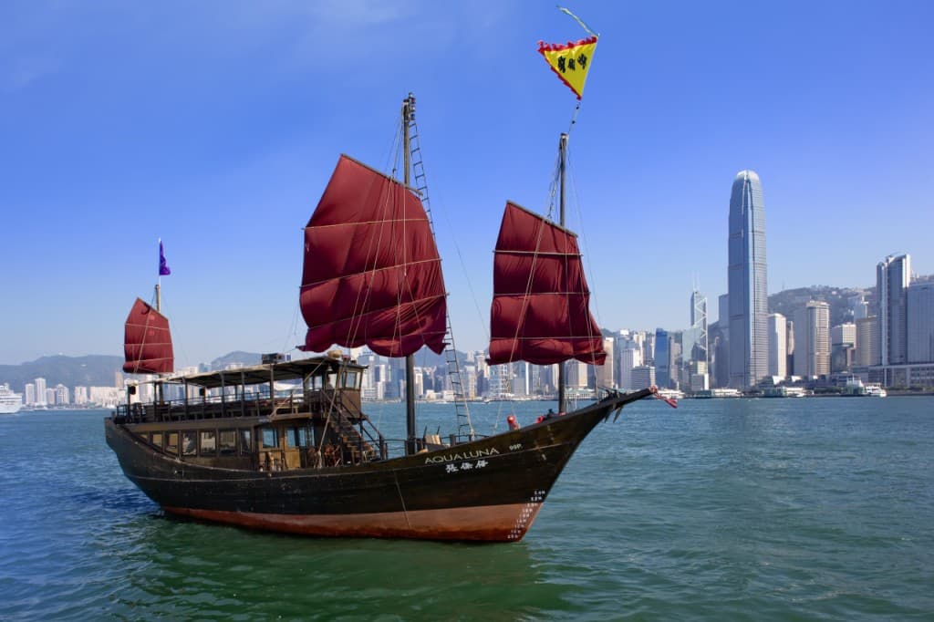 Aqualuna Victoria Harbour Cruise Ticket (Aqualuna - Evening Harbour Cruise (8:30 PM from Central or 8:45 PM from TST))