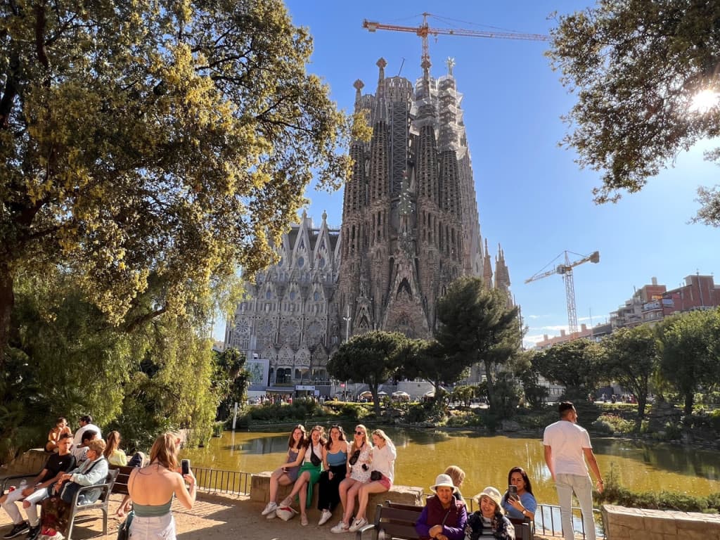 Barcelona Highlights: Sagrada Familia and Gaudi Houses Guided Tour in English, Mandarin, Korean (Barcelona Highlights: Sagrada Familia and Gaudi Houses Tour (English))