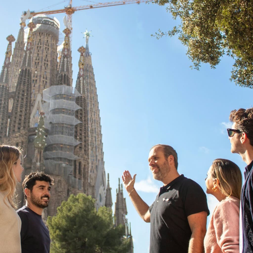 Barcelona’s Best: Walking Tour with Fast-Track Entry to Sagrada Familia