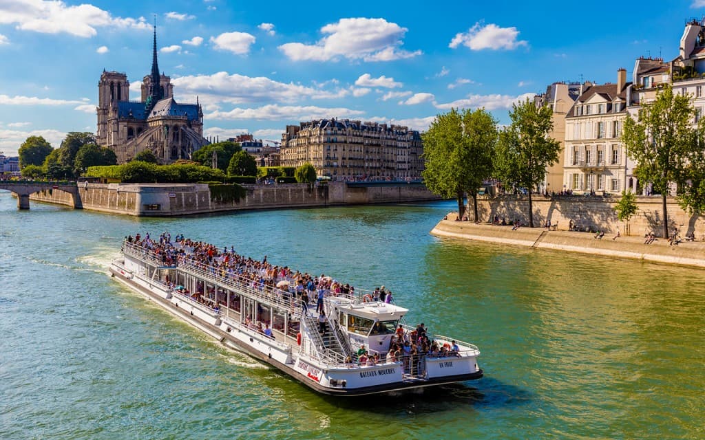 Bateaux Mouches® Seine River 1-Hour Sightseeing Cruise with Live Commentary (Seine River Cruise Tickets + Live Commentary)