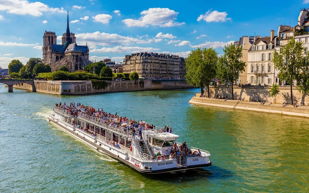 Bateaux Mouches® Seine River 1-Hour Sightseeing Cruise with Live Commentary (Seine River Cruise Tickets + Live Commentary)