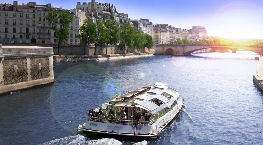 Batobus Paris (Batobus Paris - 24 Hours Riverboat Shuttle Service)
