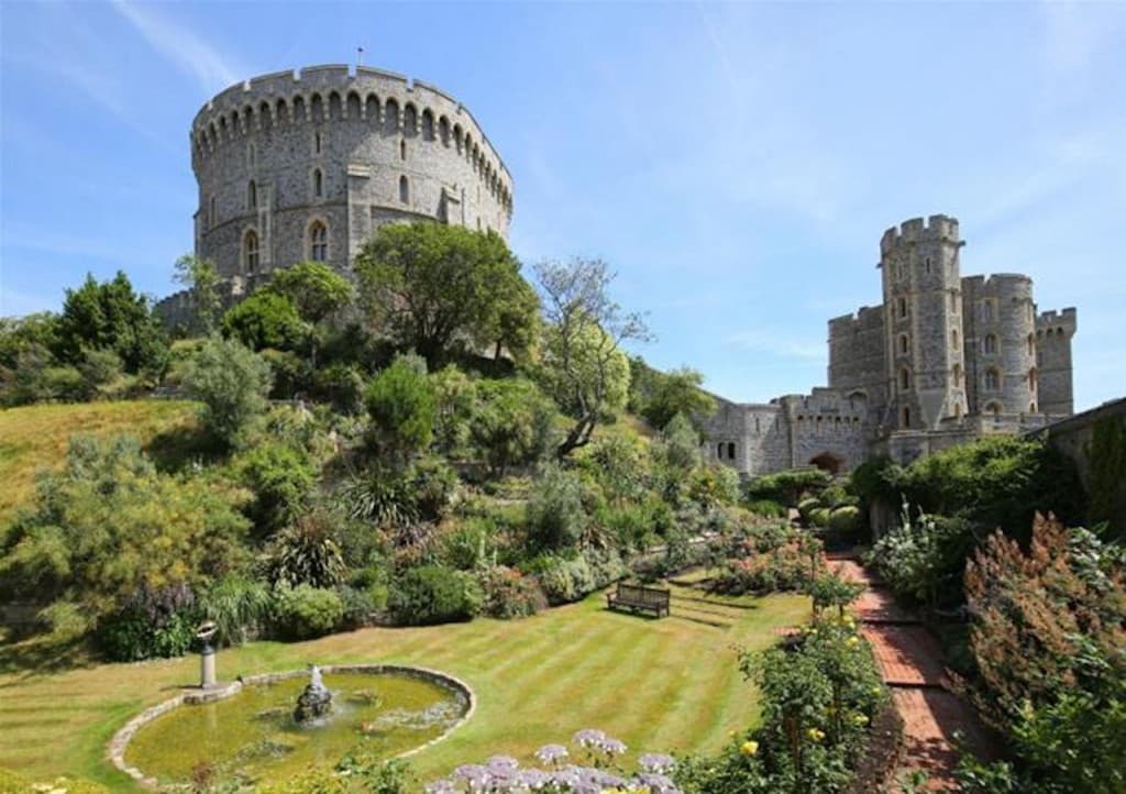 Windsor Castle and Stonehenge Tour from London (Windsor Castle and Stonehenge Tour from London (English) - Admission not included)