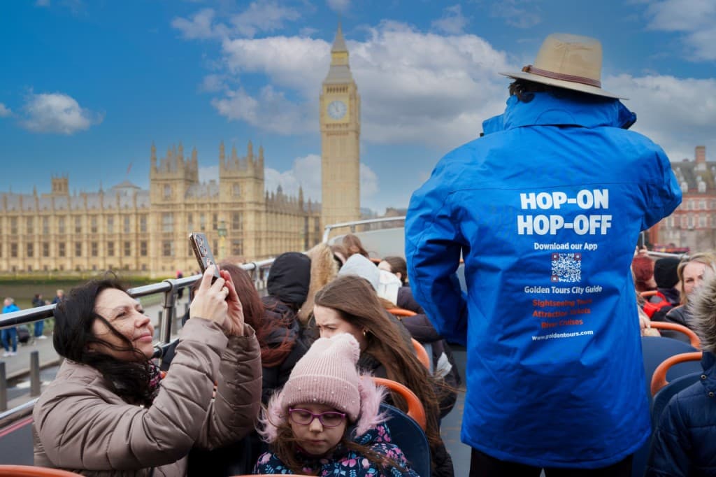 London Open Top Bus Tour with English-speaking Guide (London Open Top Bus - Guided Night Tour)