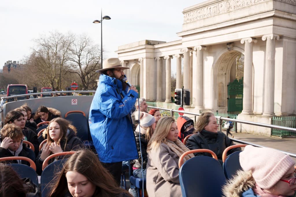 London Open Top Bus Tour with English-speaking Guide (London Open Top Bus - Guided Night Tour (Family Package))