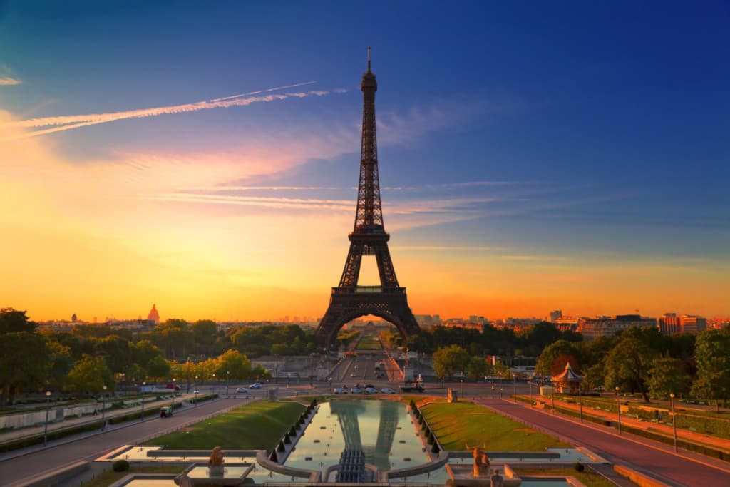 Paris Illuminations Night Bus Tour and Eiffel Tower Reserved Access (Paris Illuminations Night Bus Tour + Eiffel Tower 2nd Floor Access via Lift)