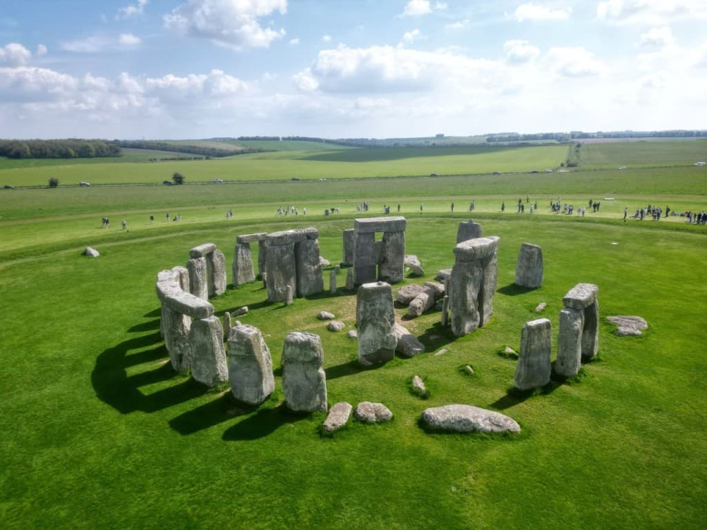 Windsor Castle, Stonehenge, and Roman Baths Tour from London (Windsor Castle, Stonehenge, and Roman Baths Tour from London (English) - Family Package)