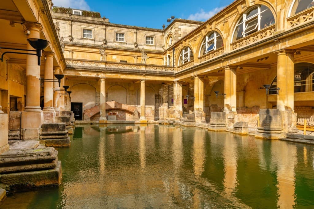 Windsor Castle, Stonehenge, and Roman Baths Tour from London (Windsor Castle, Stonehenge, and Roman Baths Tour from London (Mandarin) - Students)