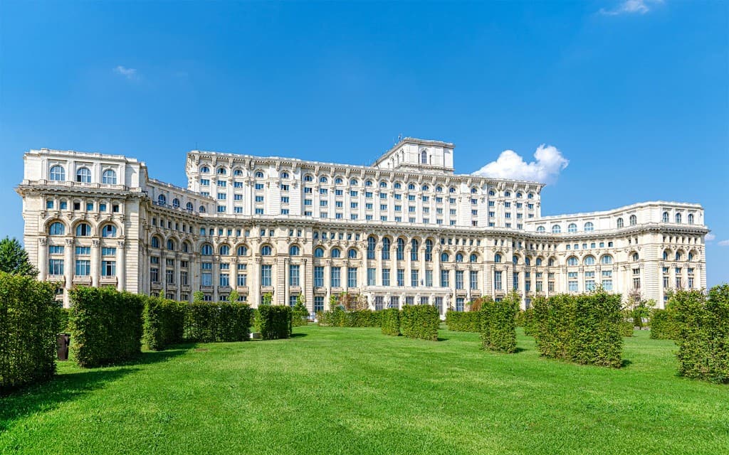 Bucharest Tour: Palace of the Parliament, Ceaușescu Mansion & Village Museum (Italian Guided Tour)