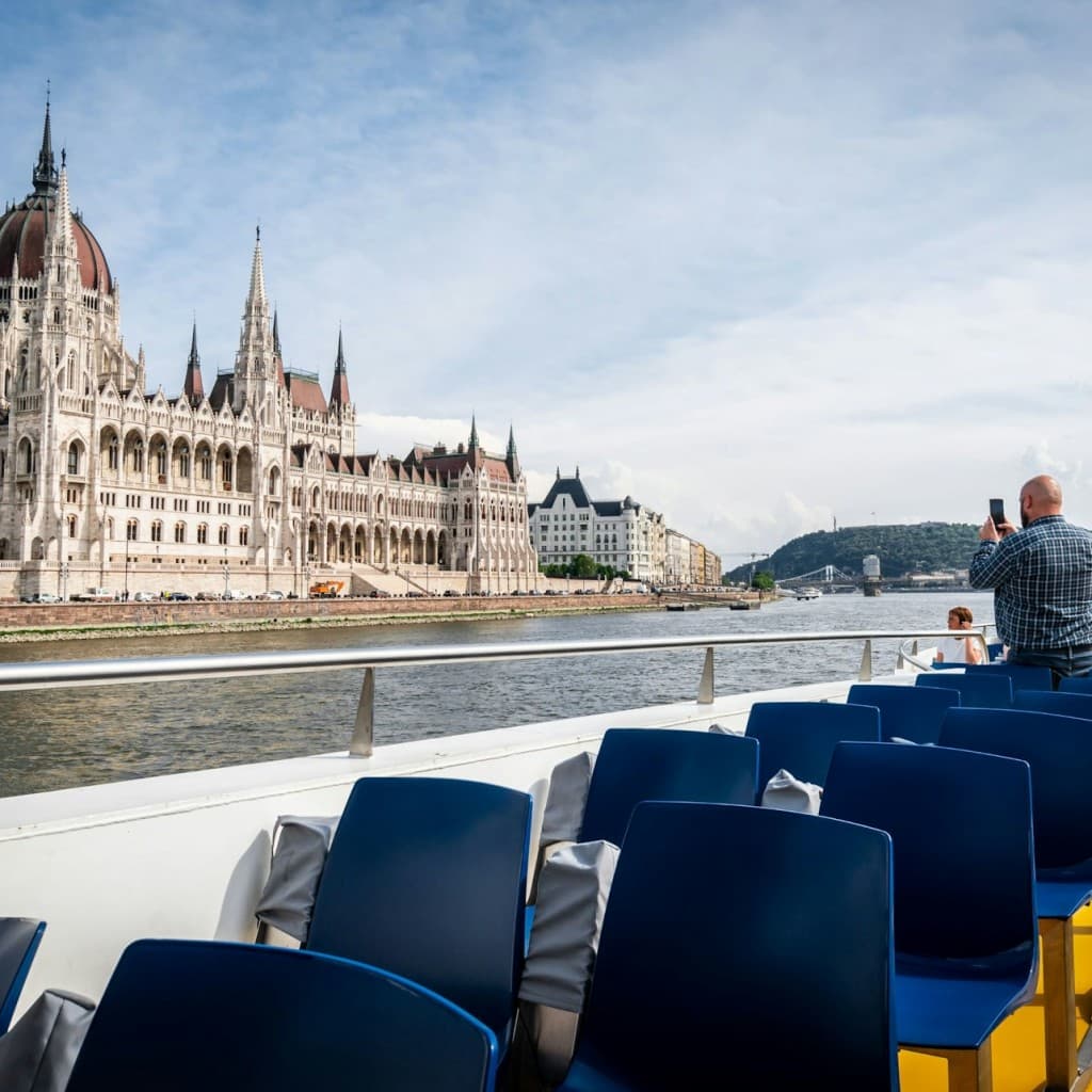 Budapest: Danube River Daytime Sightseeing Cruise + Audio Guide + Drinks