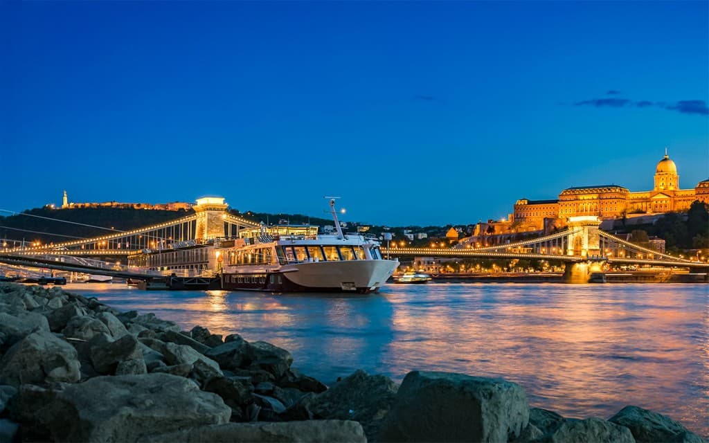 Budapest Danube River Dinner Cruise (Budapest Danube River Dinner & Lights Cruise)