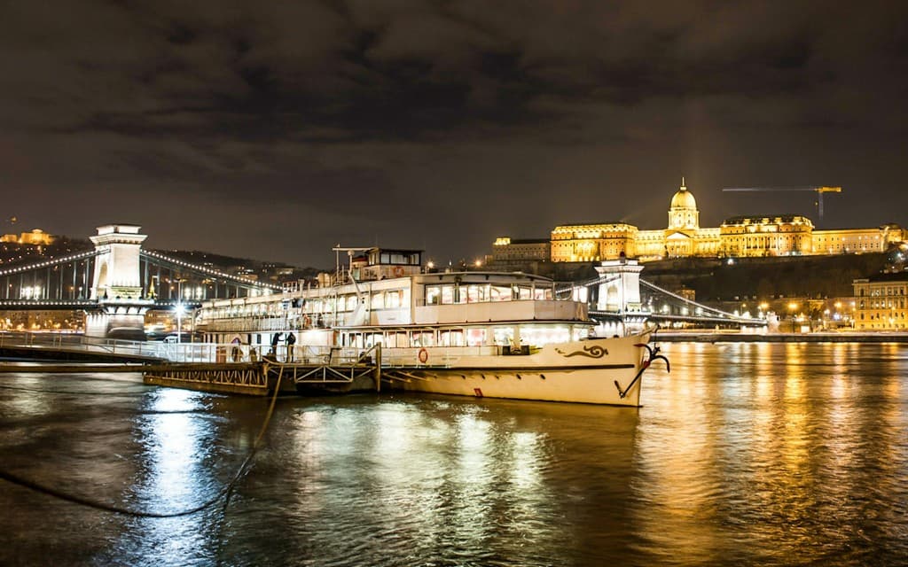 Budapest Danube River Evening Cruise with Live Music (Sightseeing Cruise on the Danube)