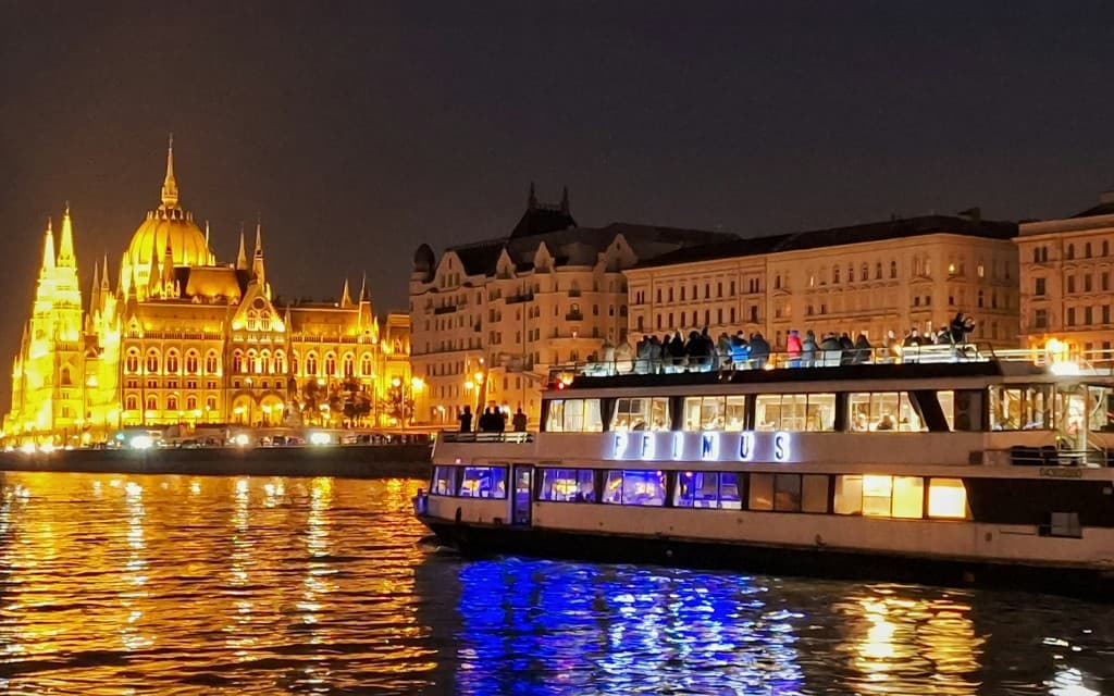 Budapest Danube River Nighttime Sightseeing Cruise (Night-time Sightseeing cruise)