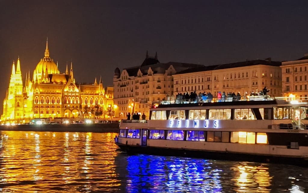 Budapest Danube River Nighttime Sightseeing Cruise (Sightseeing Cruise with Welcome Drink)
