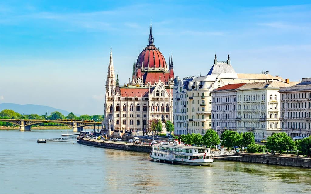 Budapest Danube River Sightseeing Cruise with Drinks (Sightseeing Cruise with 2 Cocktails)