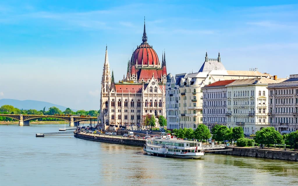 Budapest Danube River Sightseeing Cruise with Drinks (Sightseeing Cruise with Welcome Drink)