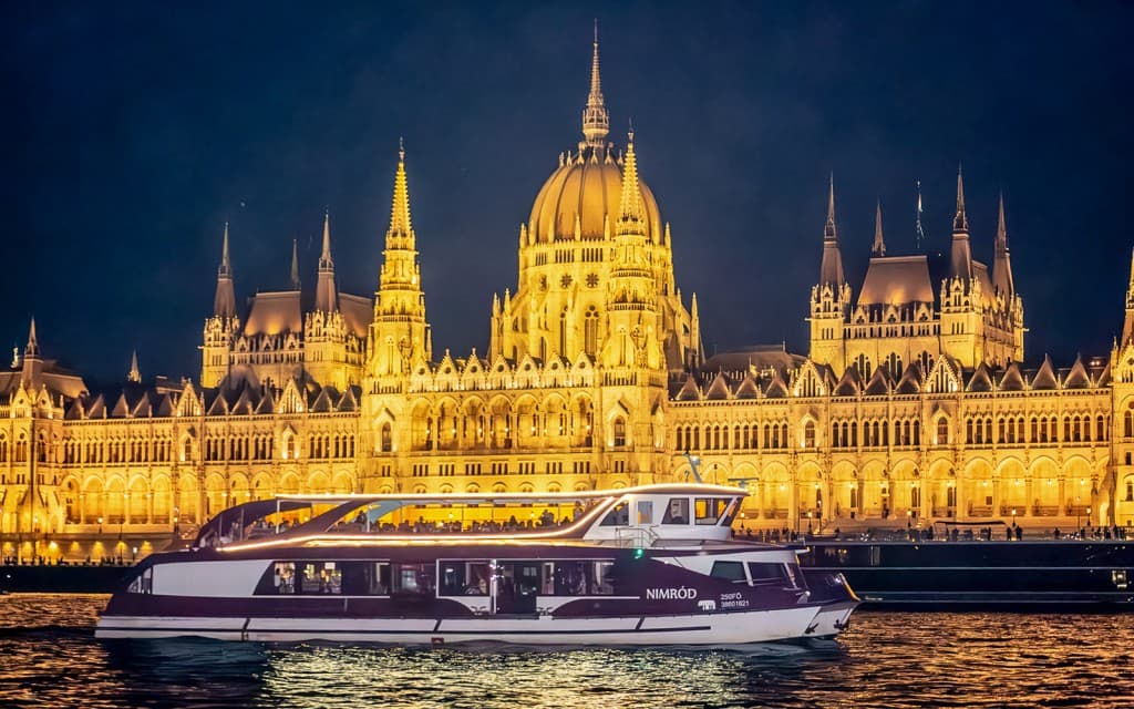 Budapest Evening Danube River Sightseeing Cruise with Unlimited Prosecco (Unlimited Prosecco)