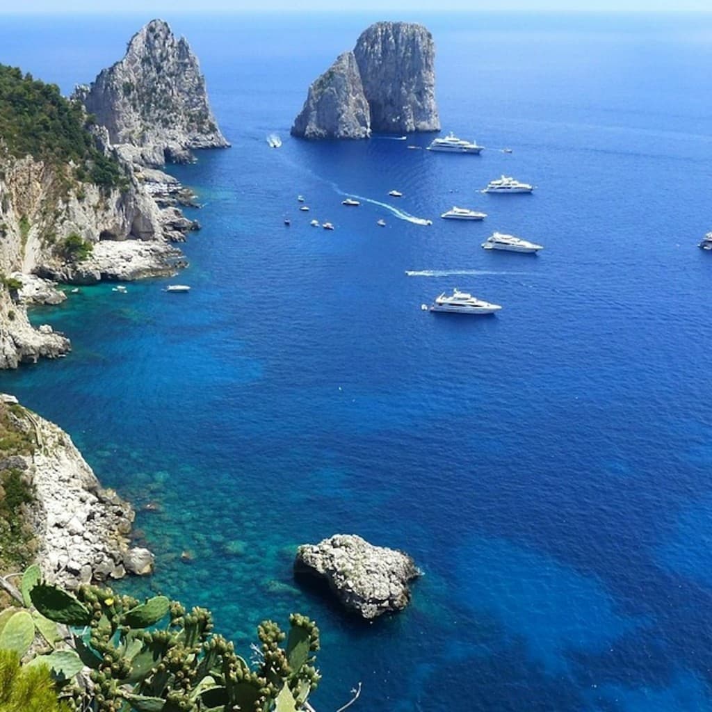 Capri: Boat Tour & Swimming Stop + Roundtrip from Naples