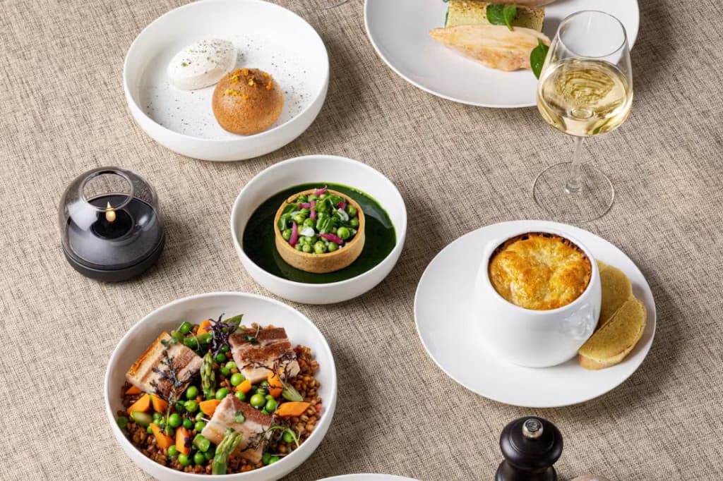 Eiffel Tower Dining Experience at Madame Brasserie Restaurant (Dinner at Madame Brasserie - Menu Grande Dame with Drinks)