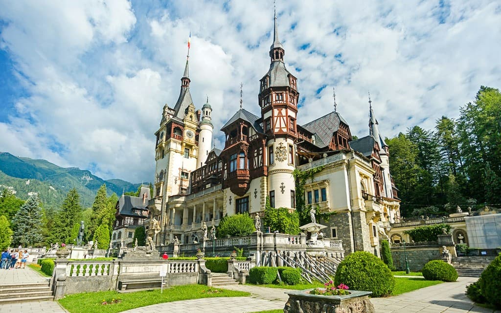 From Bucharest: Peles Castle, Bran Castle & Cantacuzino Castle ('Wednesday Castle') Tour
(Italian Guided Tour with Live Guide)