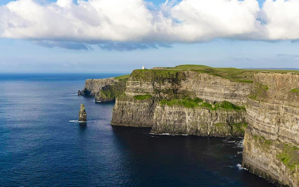 From Galway: Cliffs of Moher, Ailwee Cave & Dunguaire Castle Full-Day Tour (Cliffs of Moher and Burren Tour from Galway)
