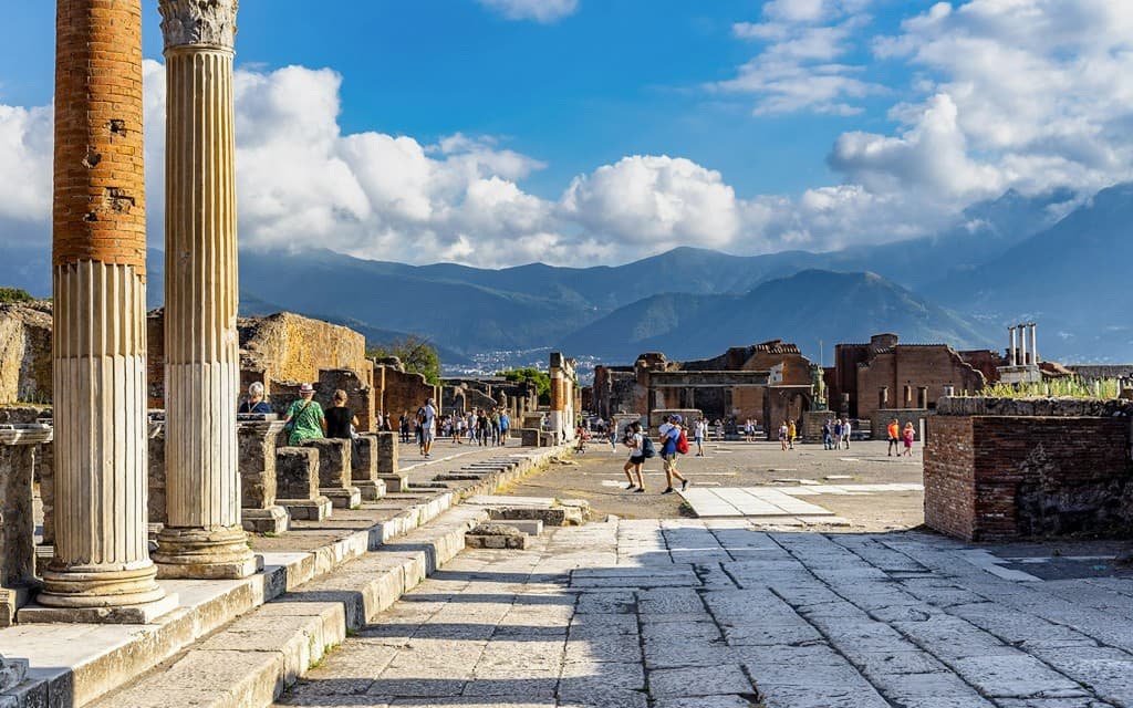 From Naples: Train to Pompeii & Guided Walking Tour (Spanish Guided Tour)