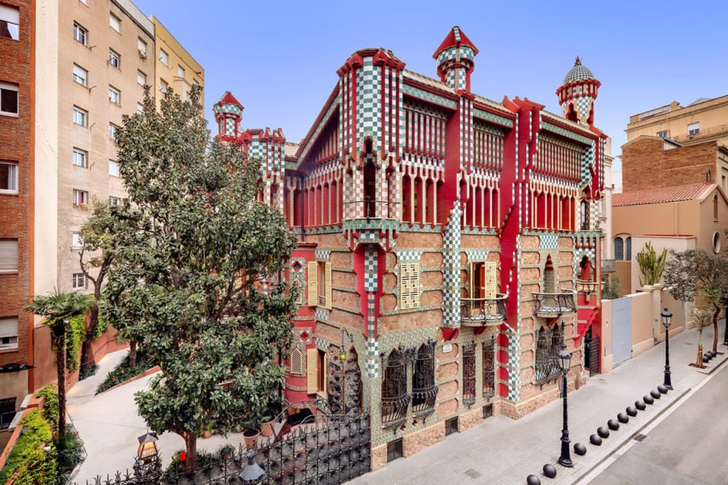 Gaudi Houses: Casa Vicens, Casa Batllo, Casa Mila Guided Tour in English, Mandarin, Korean (Gaudi Houses Tour: Casa Vicens, Casa Batllo, Casa Mila (Mandarin))