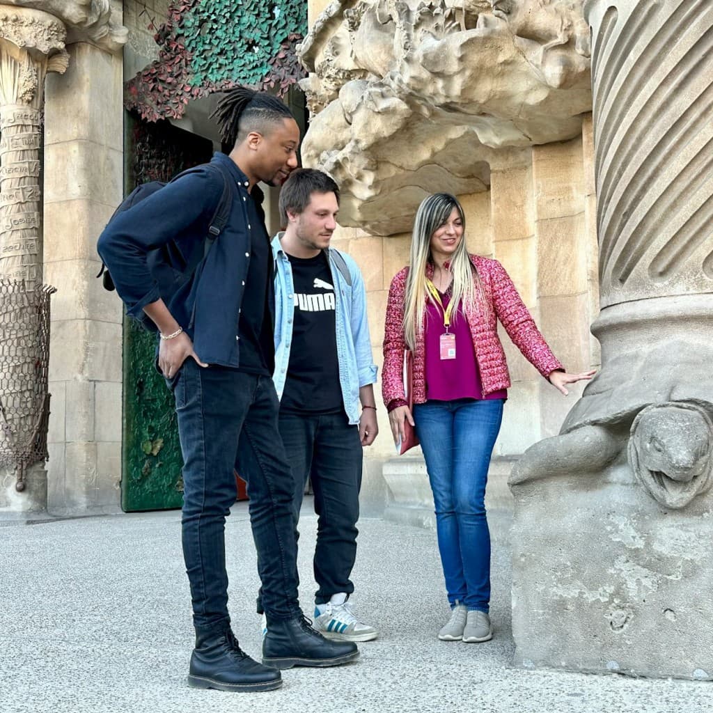 Go With A Local: Skip The Line Sagrada Família Guided Tour in Italian