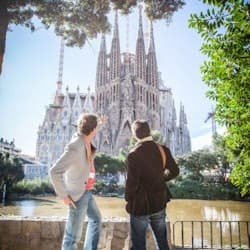 Go With A Local: Skip-The-Line Sagrada Família Tour in Dutch