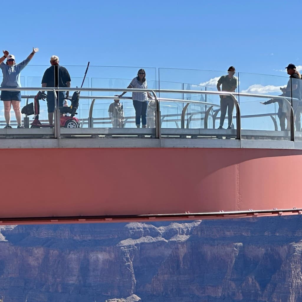 Grand Canyon West: Guided Tour in French + Skywalk Entry