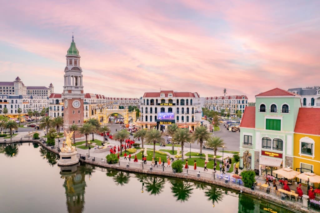 Grand World Phu Quoc Ticket (COMBO: The Quintessence of Vietnam Show + Teddy Bear Museum + Round Trip Gondola Ride on Venice River)