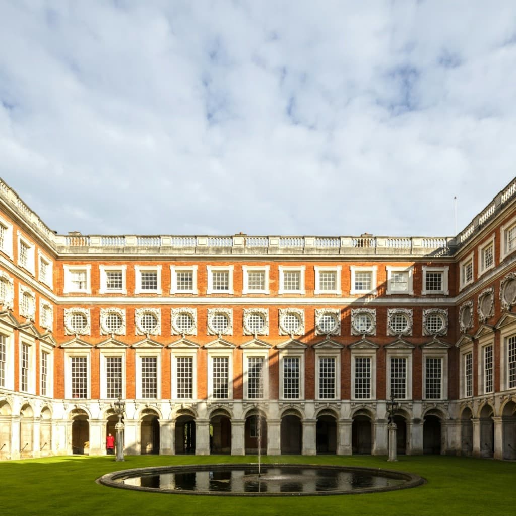 Hampton Court Palace: Entry + Roundtrip Transfer from London