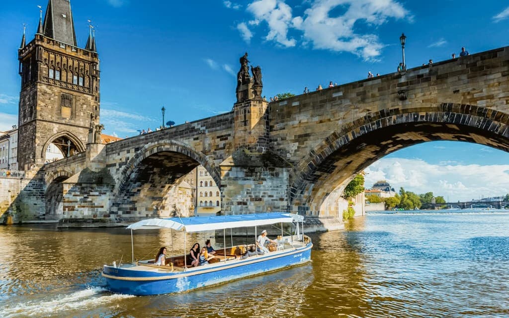 Prague Sightseeing Boat Cruise to Devil's Channel (50-Minute Cruise)