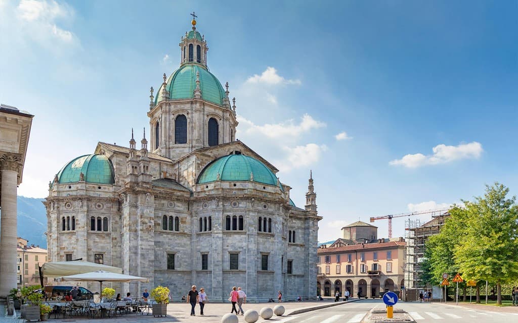 From Milan: Lake Como & Bellagio by Bus with Private Boat Tour (Portuguese Guided Tour)