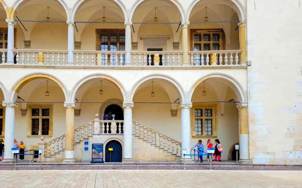 Wawel Castle Skip-the-Line Guided Tour with Optional Exhibitions (Wawel Castle Highlights Guided Tour in Polish )