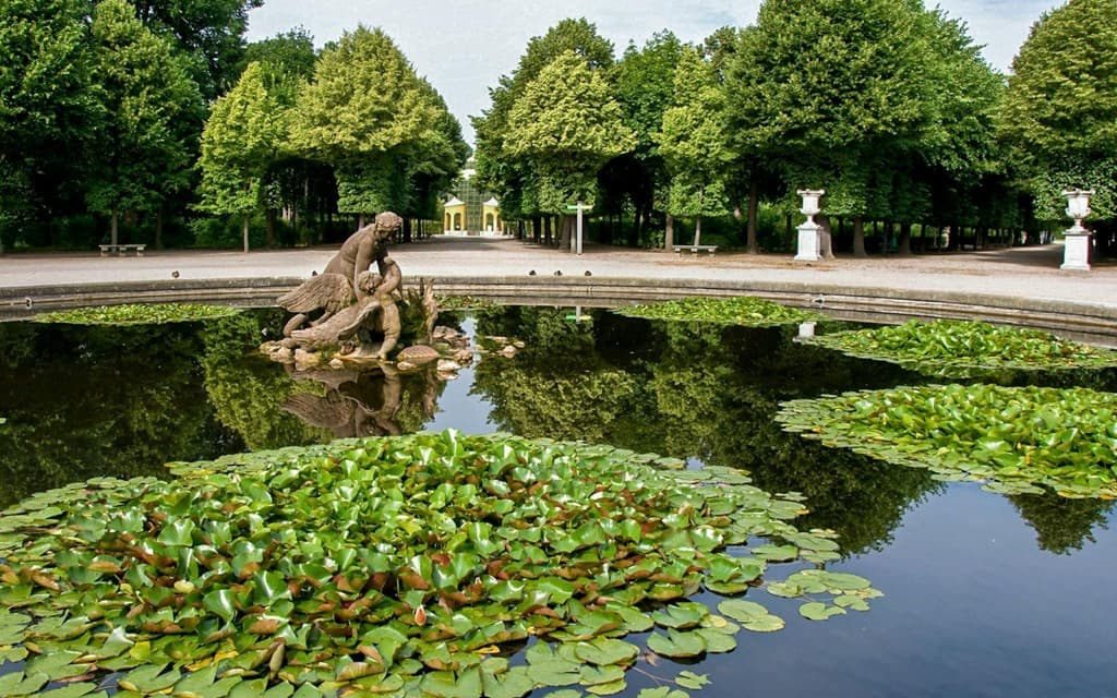 Schönbrunn Palace & Gardens Skip-the-Line Guided Tour (Schönbrunn Palace & Gardens Skip-the-Line Guided Tour in French)