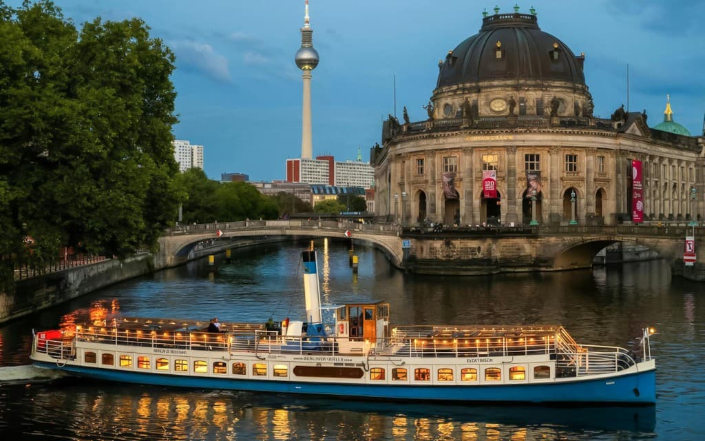 Berlin Spree River Evening Lights & Sunset Cruise (2.5-Hour Beer & Sunset Cruise)