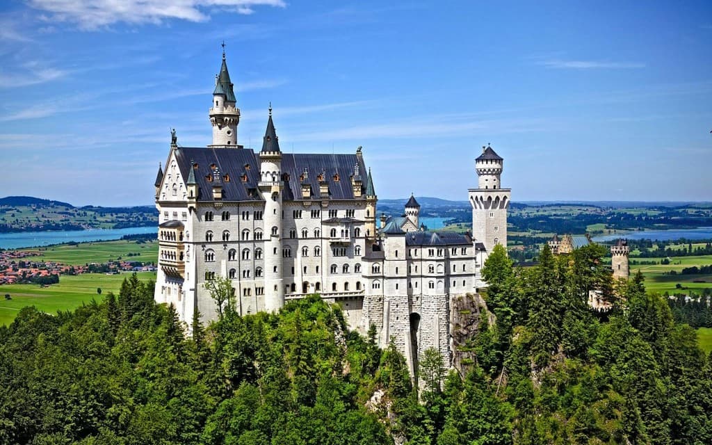 From Munich: Neuschwanstein & Hohenschwangau Castles Full-Day Guided Tour (From Munich: Neuschwanstein & Hohenschwangau Castles Guided Tour)